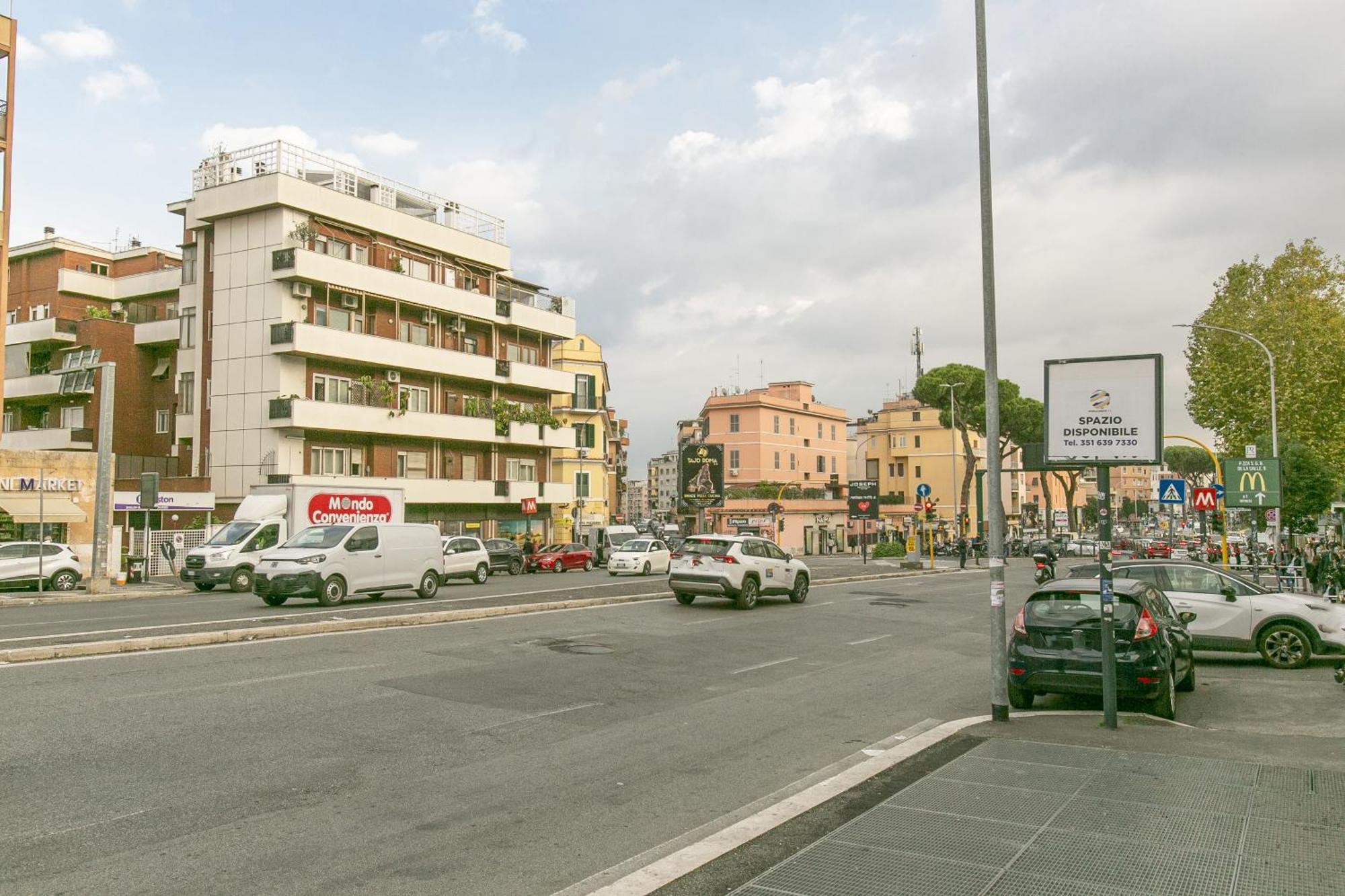 A 50 M Dalla Metropolitana Cornelia * Roma